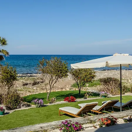 Villa Kallisti & - A Luxury Seaside Retreat *
