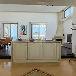 Kallisti & - A Luxury Seaside Retreat וילה