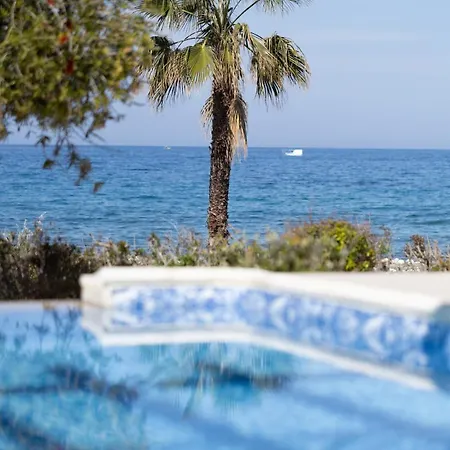 Villa Kallisti & - A Luxury Seaside Retreat *